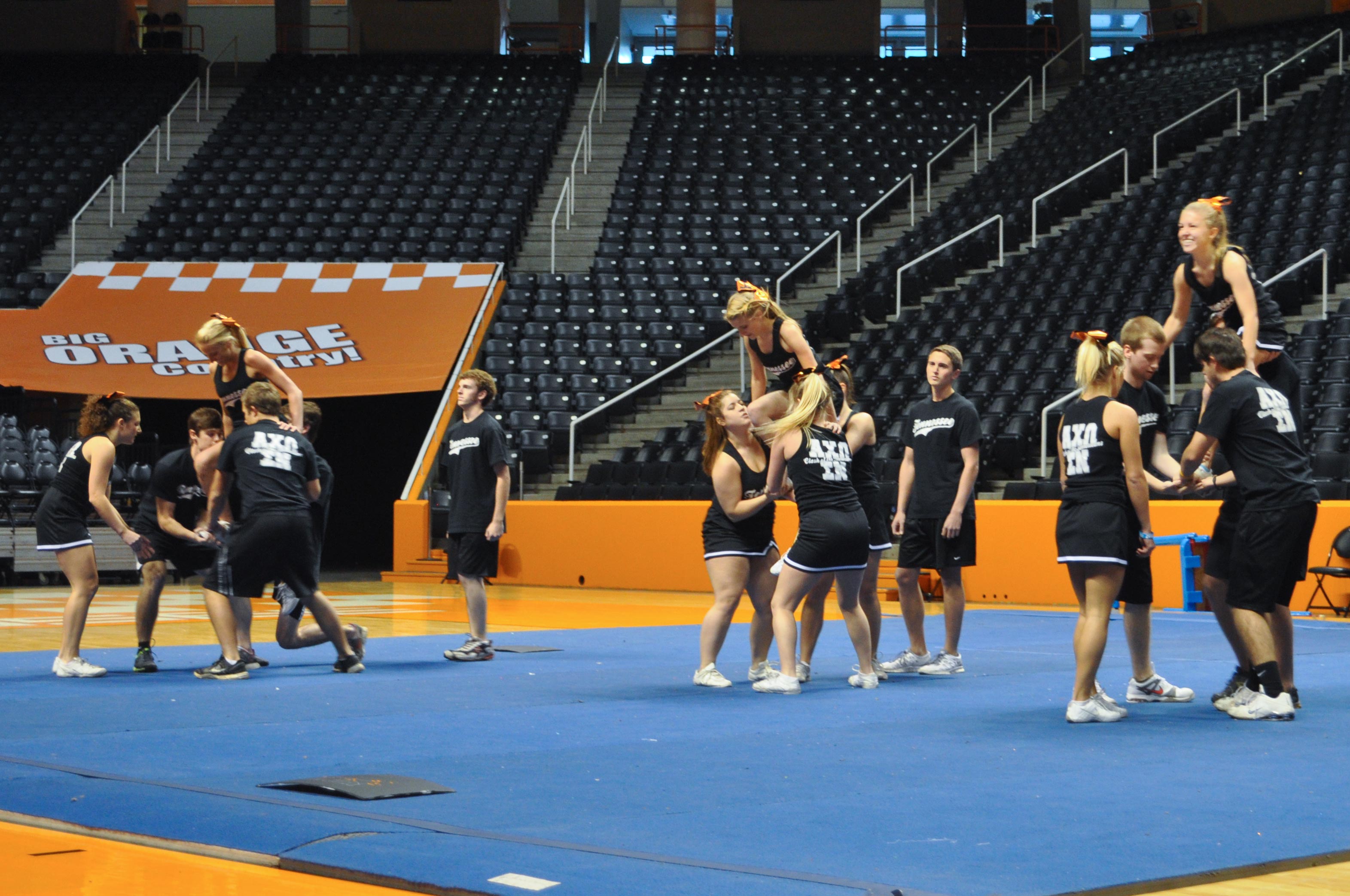 Sigma Nu UTK Alpa Chi Omega competed in Smokey's Howl Homecoming Week 2011-04