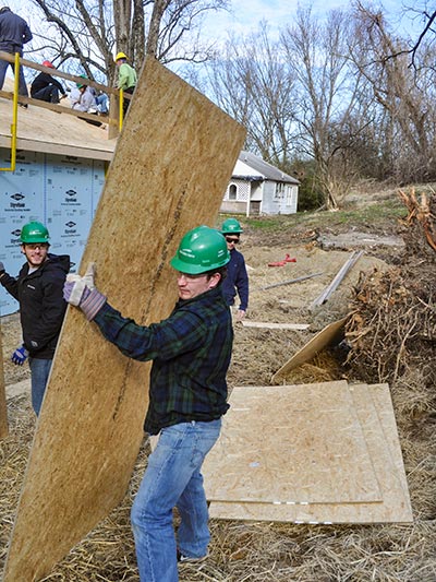 Sigma Nu UTK Volunteers with Habitat for Humanity 2015-02